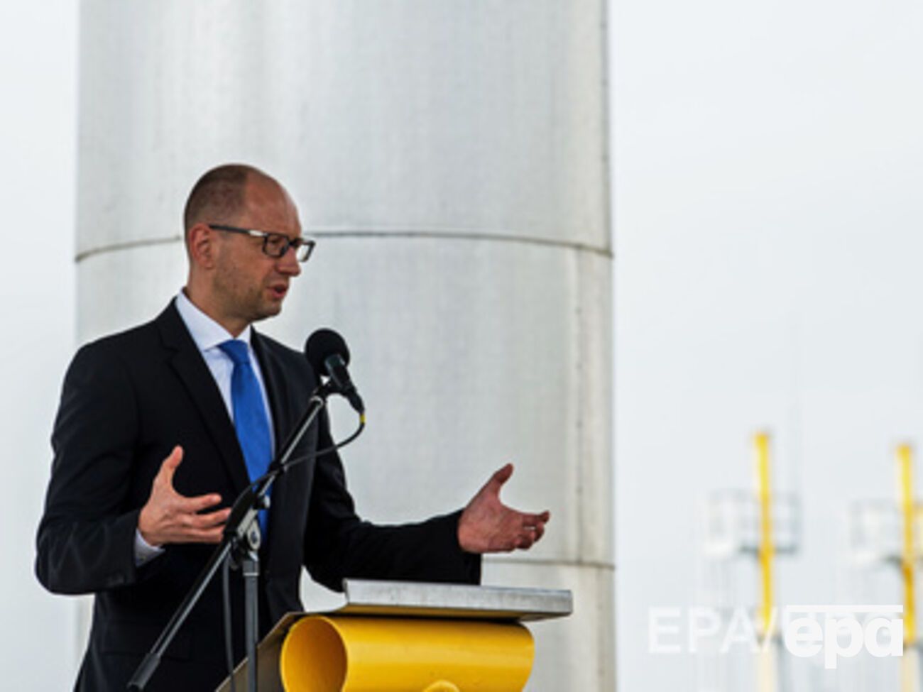 Порошенко работает над новой стратегией Вооруженных сил, заявил Яценюк