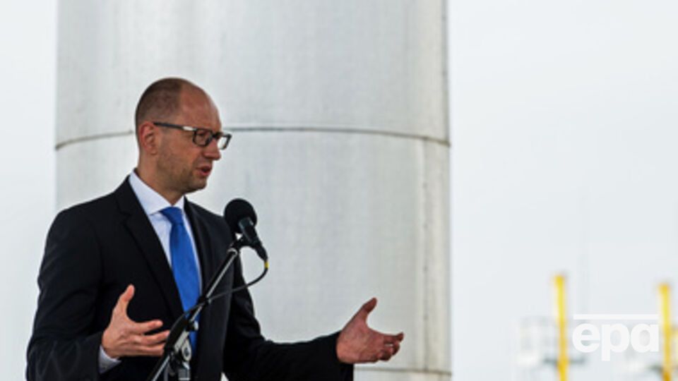 Порошенко работает над новой стратегией Вооруженных сил, заявил Яценюк