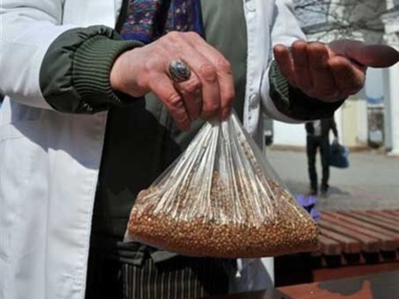 Продуктовые пайки раздают пенсионерам