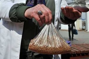 Продуктовые пайки раздают пенсионерам