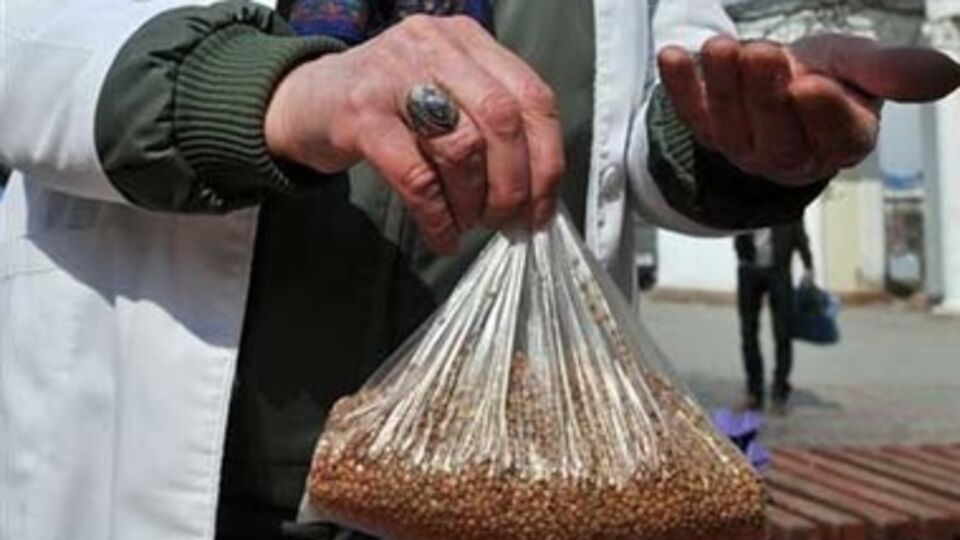 Продуктовые пайки раздают пенсионерам