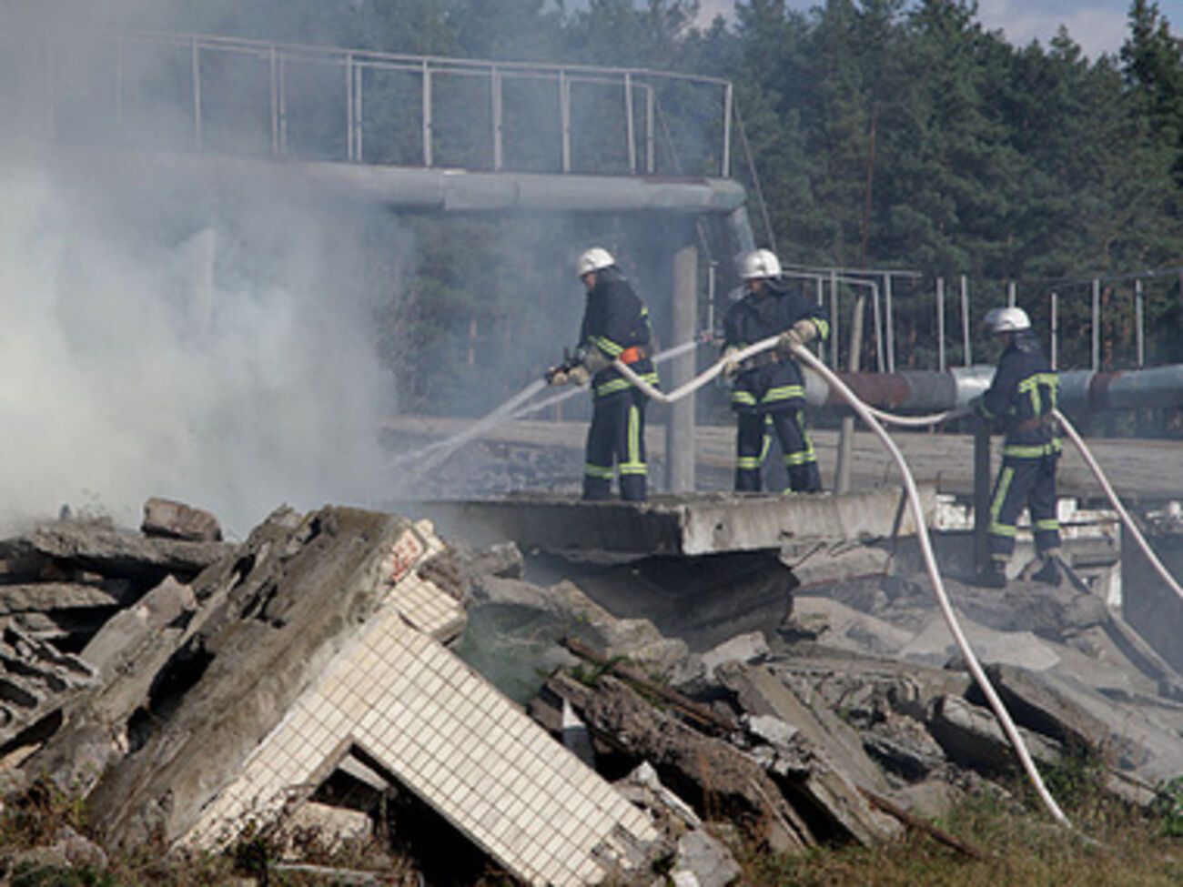 Спасатели, медики, правоохранители и волонтеры спасали жертв условного "теракта"