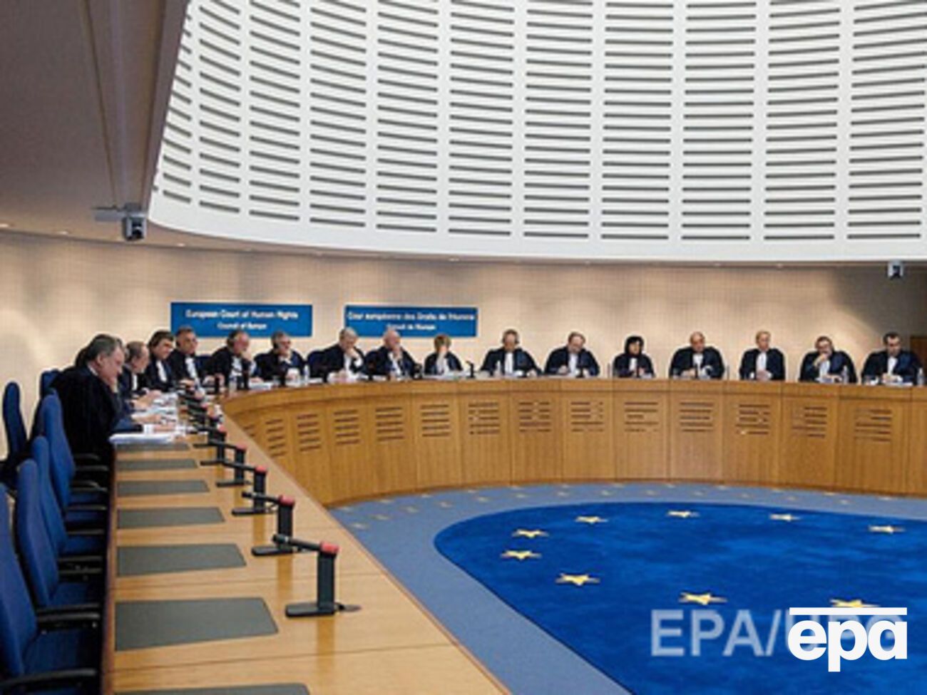 Заявители требовали выплатить &euro;2,4 млн компенсации материального ущерба и &euro;1,6 млн за моральный ущерб