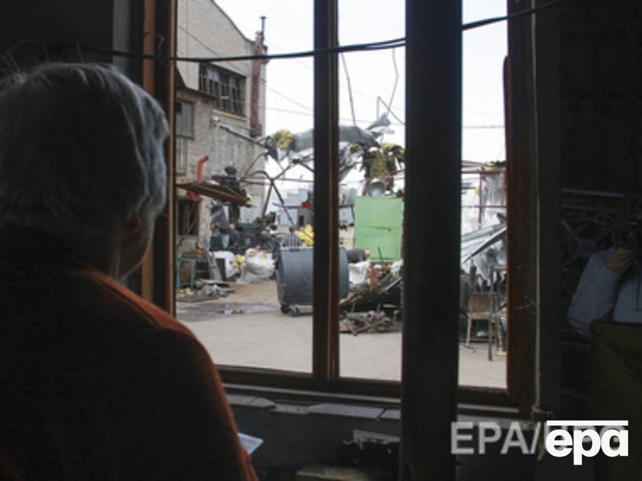 В результате вечернего обстрела повреждены несколько зданий, в том числе жилой дом