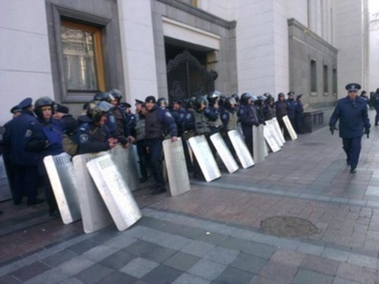 Возле Рады --- правоохранители в экипировке