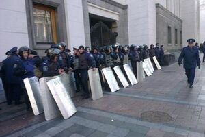 Возле Рады --- правоохранители в экипировке