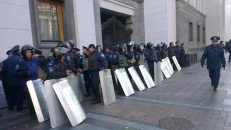 Возле Рады --- правоохранители в экипировке