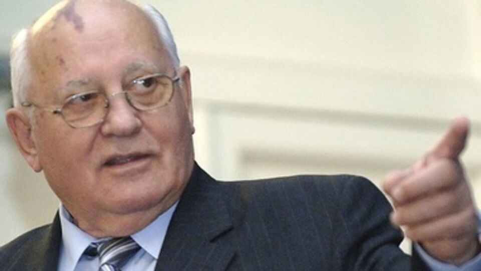 По словам советника Михаила Горбачева Виктора Мироненко, бывший президент СССР очень переживает за Украину еще и потому, что он --- наполовину украинец