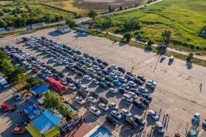 Накануне на переправе вновь сформировалась очередь