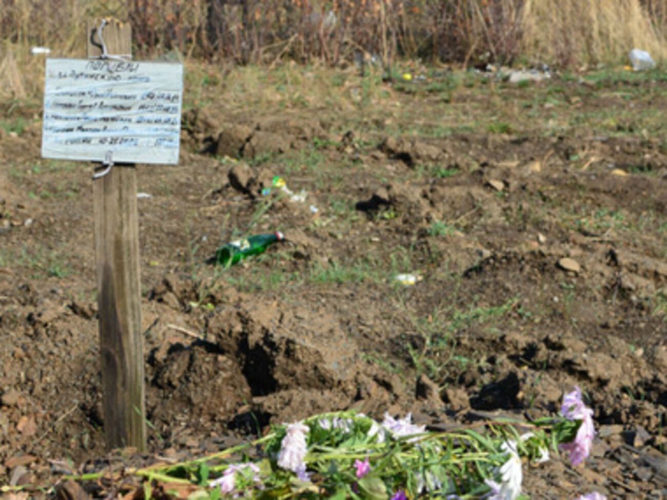 Одна из найденных правозащитниками могил в Нижней Крынке Донецкой области