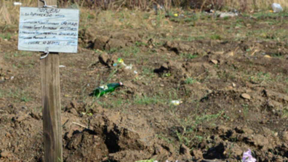 Одна из найденных правозащитниками могил в Нижней Крынке Донецкой области