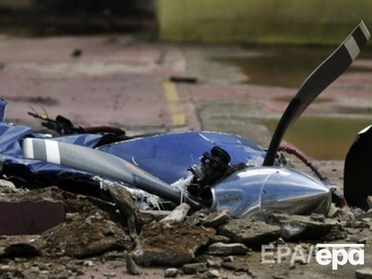 В аэропорту Внуково в России во время взлета легкомоторный частный самолет столкнулся&nbsp;со снегоуборочной машиной аэродромной службы