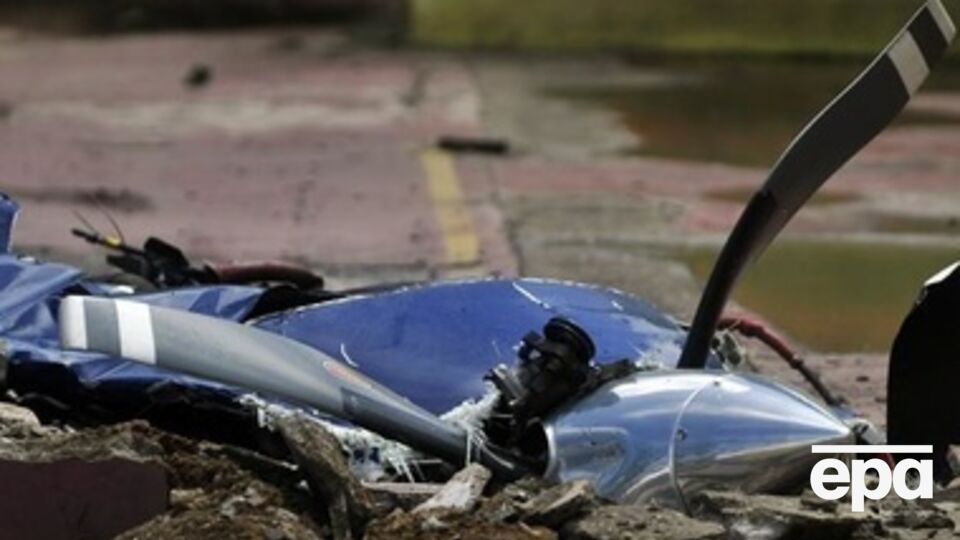 В аэропорту Внуково в России во время взлета легкомоторный частный самолет столкнулся со снегоуборочной машиной аэродромной службы