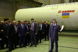 Президент проинспектировал работу главного космического предприятия страны