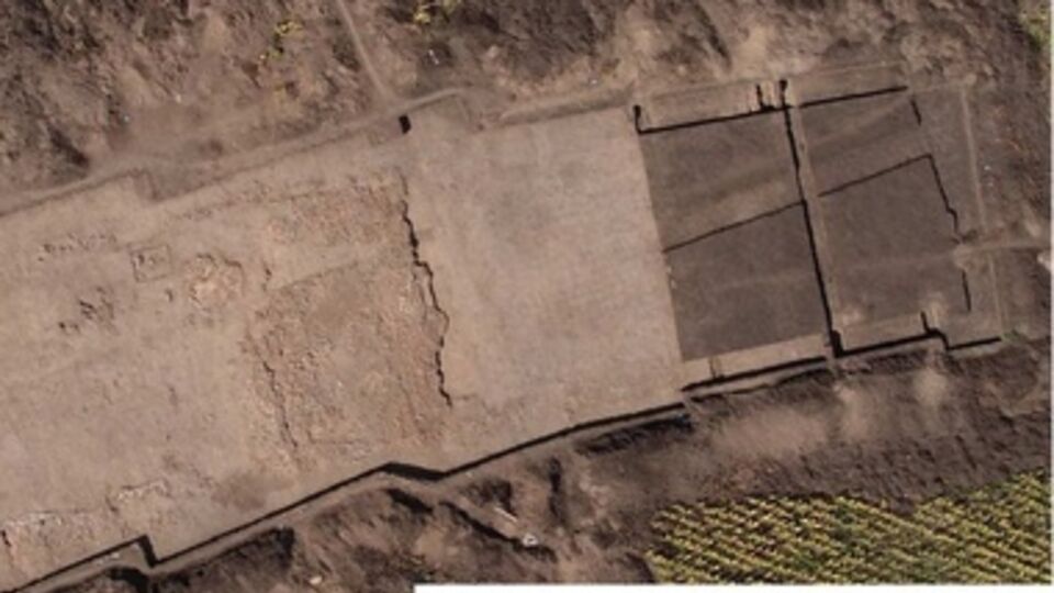 Культовое сооружение представляло собой двухэтажное здание из глины и дерева