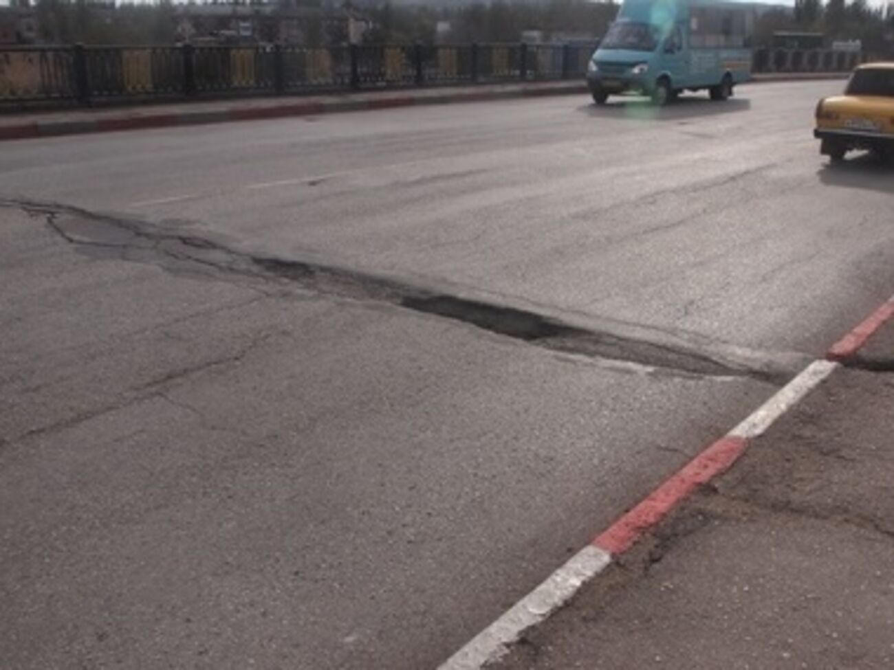 Именно по этому мосту с начала аннексии Крыма ехали грузовики и колонны с российской военной техникой