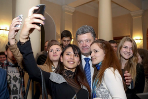 Президент рассказал студентам о том, как проголосуют военные