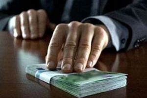 После получения взятки чиновник увидел, что его окружают сотрудники милиции и блокируют автомобиль, и скрылся с места преступления