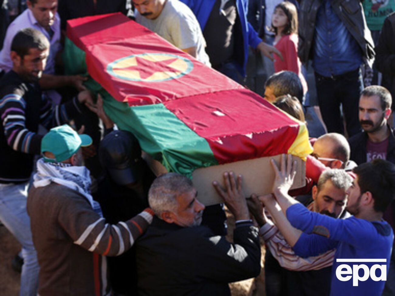 Курды хоронят бойцов отрядов самообороны, погибших в боях за Кобани