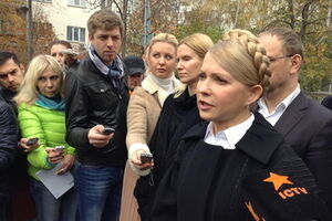 Юлия Тимошенко лично привезла коробки с подписями в Администрацию президента