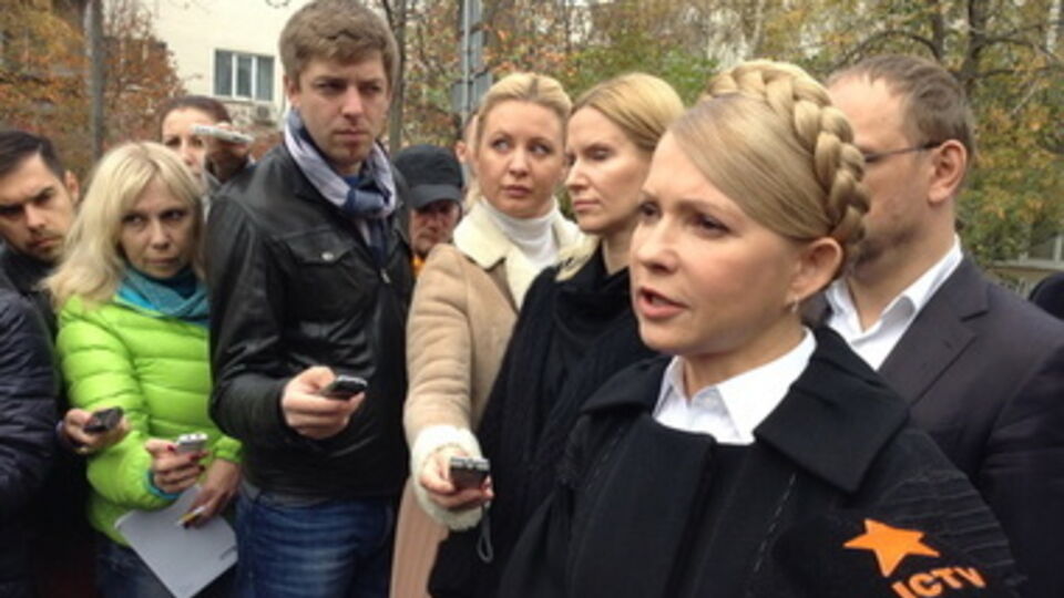 Юлия Тимошенко лично привезла коробки с подписями в Администрацию президента