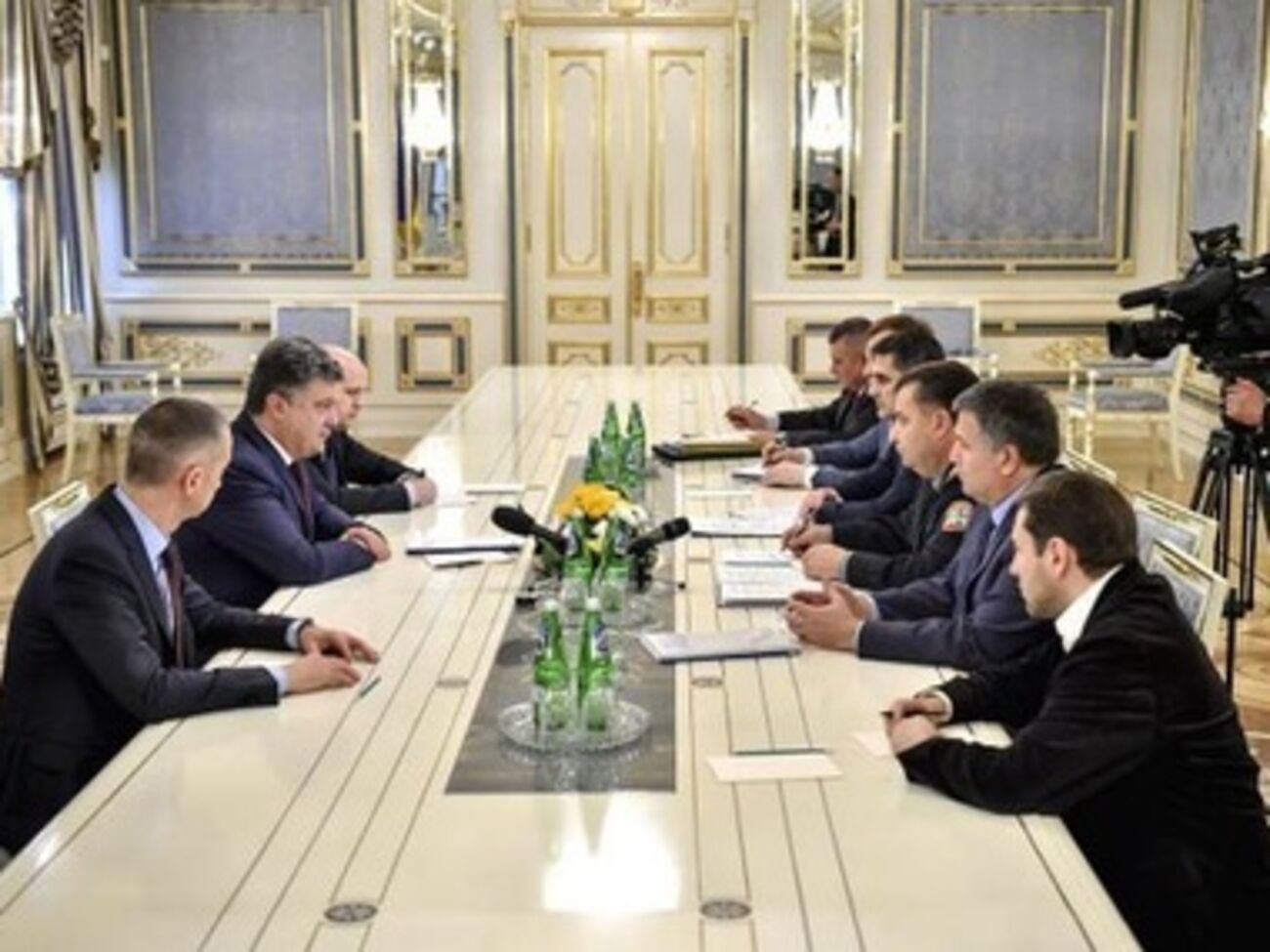 На совещании у Петр Порошенко присутствуют силовики и руководство Администрации Президента
