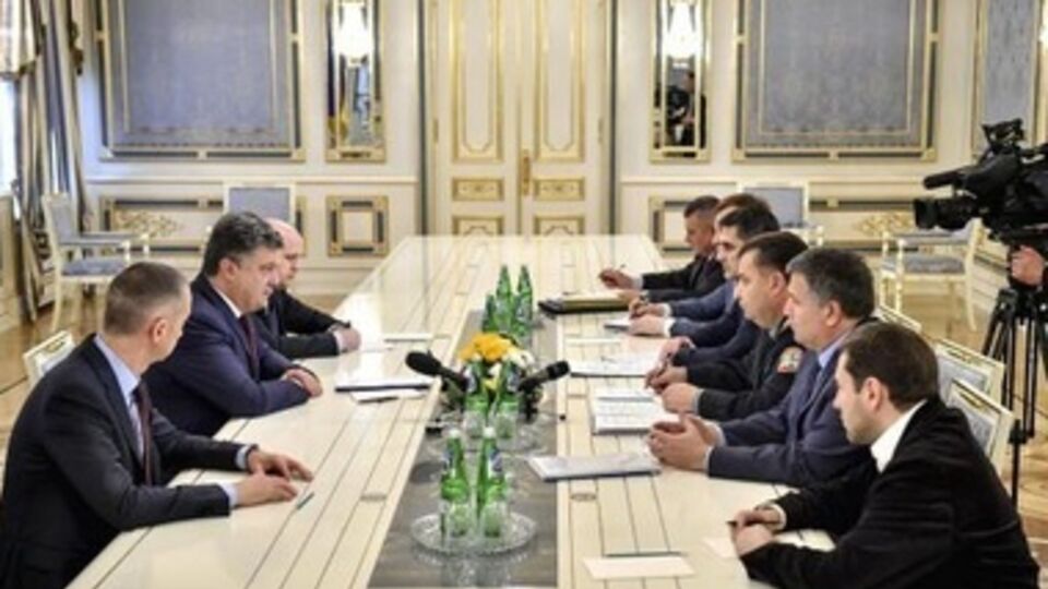 На совещании у Петр Порошенко присутствуют силовики и руководство Администрации Президента