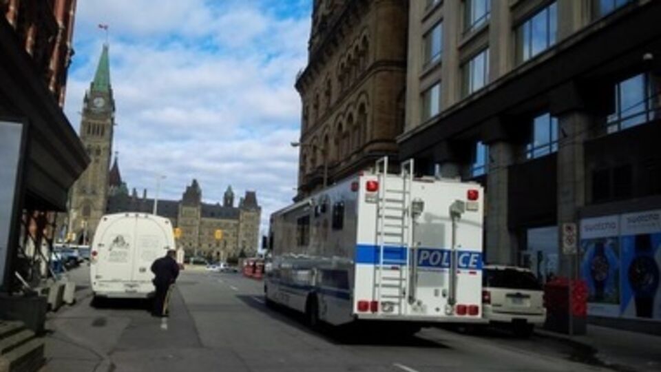Полиция обыскивает парламент и близлежащие районы Оттавы