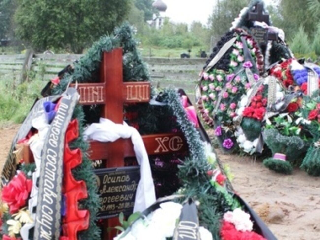 Фотографии могил погибших в Украине российских десантников в августе опубликовала газета "Псковская губерния"