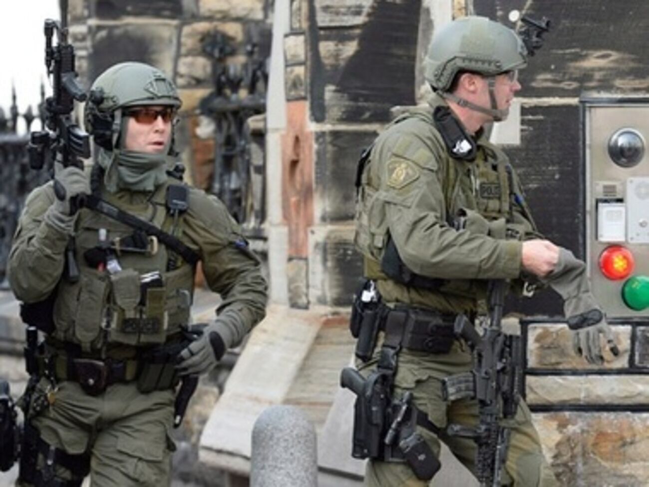 Правоохранители застрелили мужчину, который открыл огонь в районе парламента