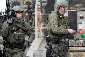 Правоохранители застрелили мужчину, который открыл огонь в районе парламента