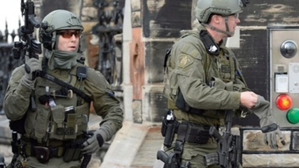 Правоохранители застрелили мужчину, который открыл огонь в районе парламента