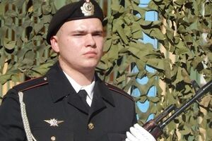 Евгений Пушкарев в почетном карауле во время празднования Дня солидарности. По словам его мамы, война для него была игрой