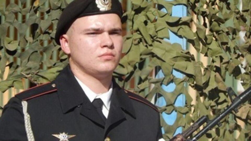 Евгений Пушкарев в почетном карауле во время празднования Дня солидарности. По словам его мамы, война для него была игрой