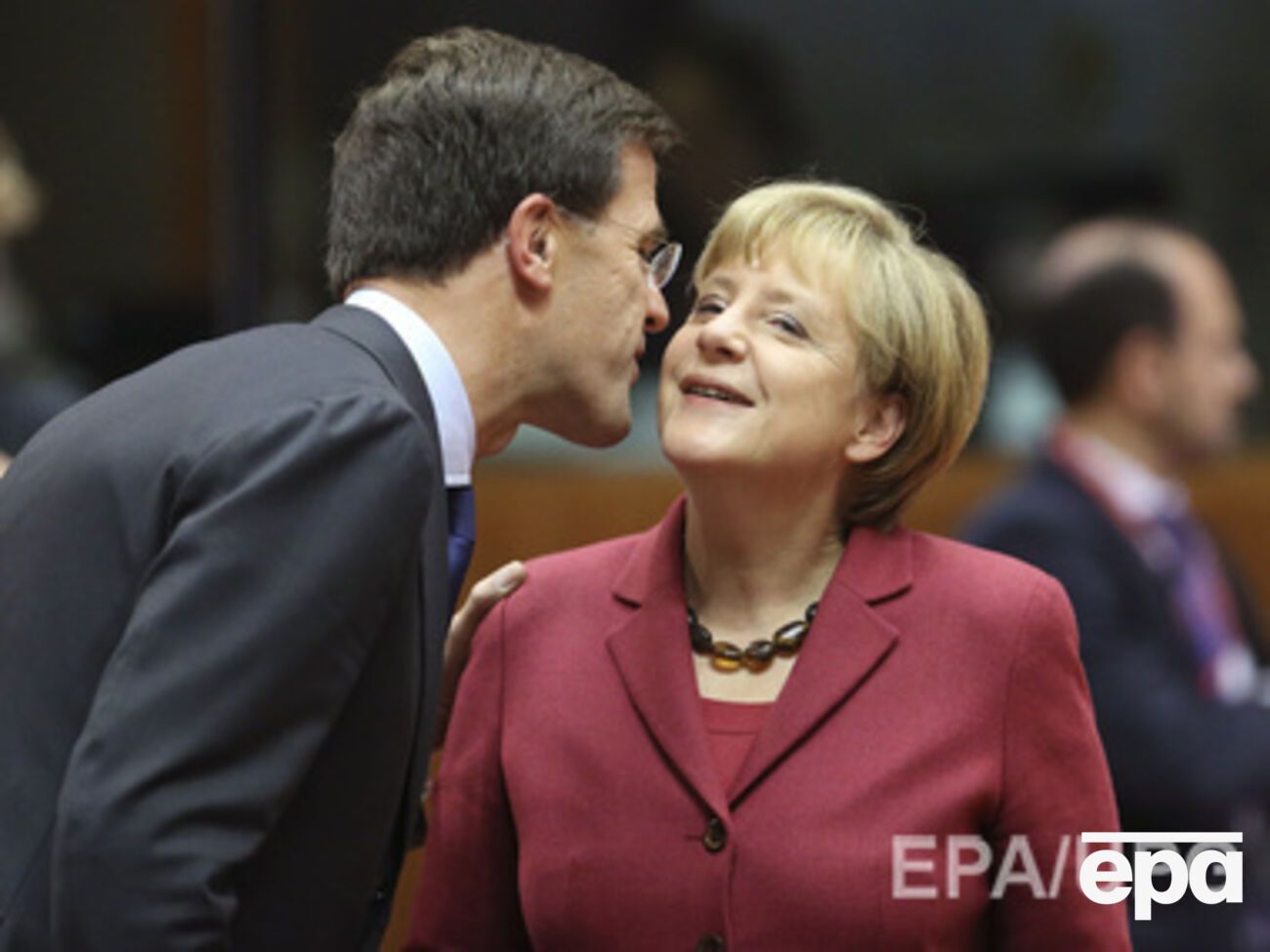 Премьер-министр Нидерландов Марк Рютте приветствует канцлера ФРГ Ангелу Меркель на саммите ЕС в Брюсселе