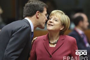 Премьер-министр Нидерландов Марк Рютте приветствует канцлера ФРГ Ангелу Меркель на саммите ЕС в Брюсселе