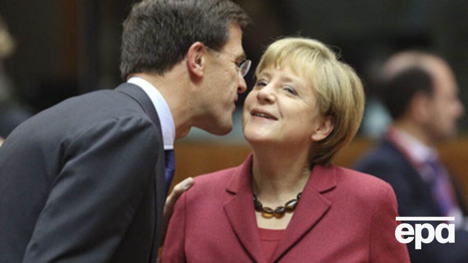 Премьер-министр Нидерландов Марк Рютте приветствует канцлера ФРГ Ангелу Меркель на саммите ЕС в Брюсселе