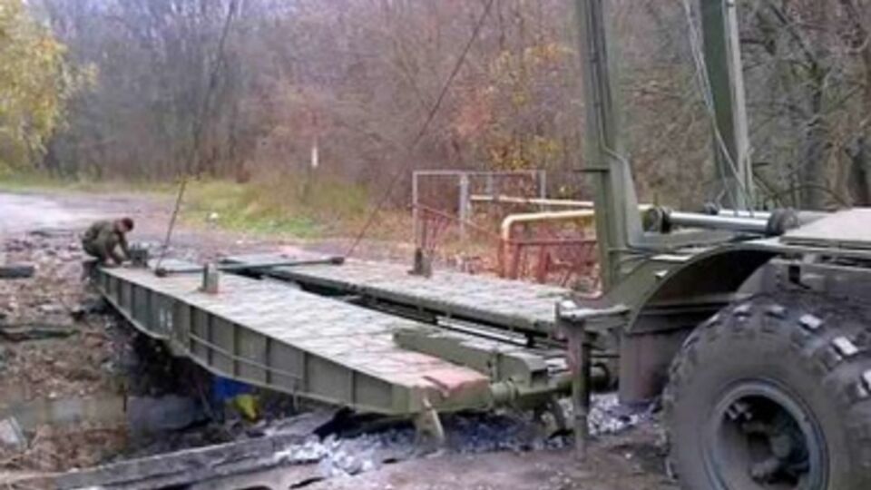 Военные инженеры сделали переправу через Айдар