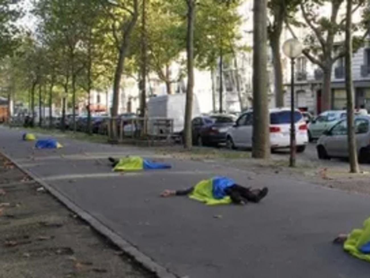 Молодые люди лежали вдоль бульвара Шарон, укрывшись украинскими флагами