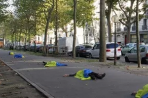 Молодые люди лежали вдоль бульвара Шарон, укрывшись украинскими флагами