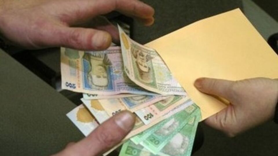Каждый пятый офисный работник получает "черную" зарплату