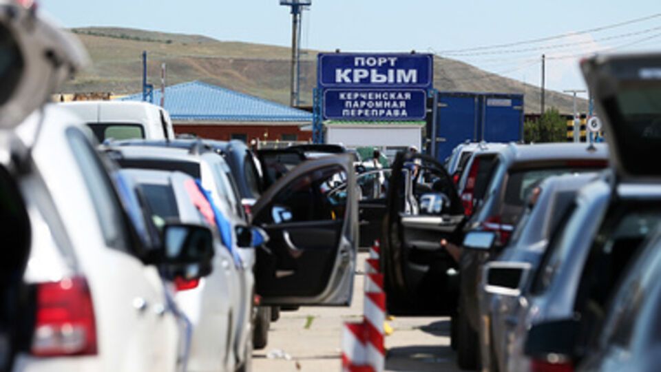 Пассажиры, ожидающие на переправе, могут согреться