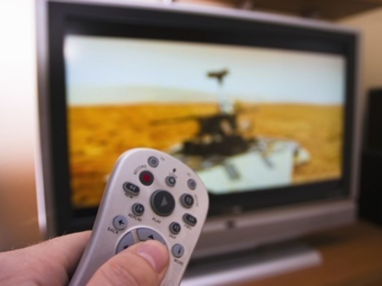 В МВД считают, что компании "Объединение российских телеканалов", "Торсат" и "Саттелеком" не только нарушают запрет суда на трансляцию российских телеканалов, но и финансируют боевиков