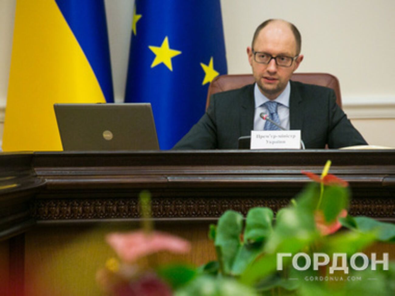 Арсений Яценюк призвал Минфин и Нацбанк обсудить влияние девальвации российской денежной единицы на украинскую финансовую систему