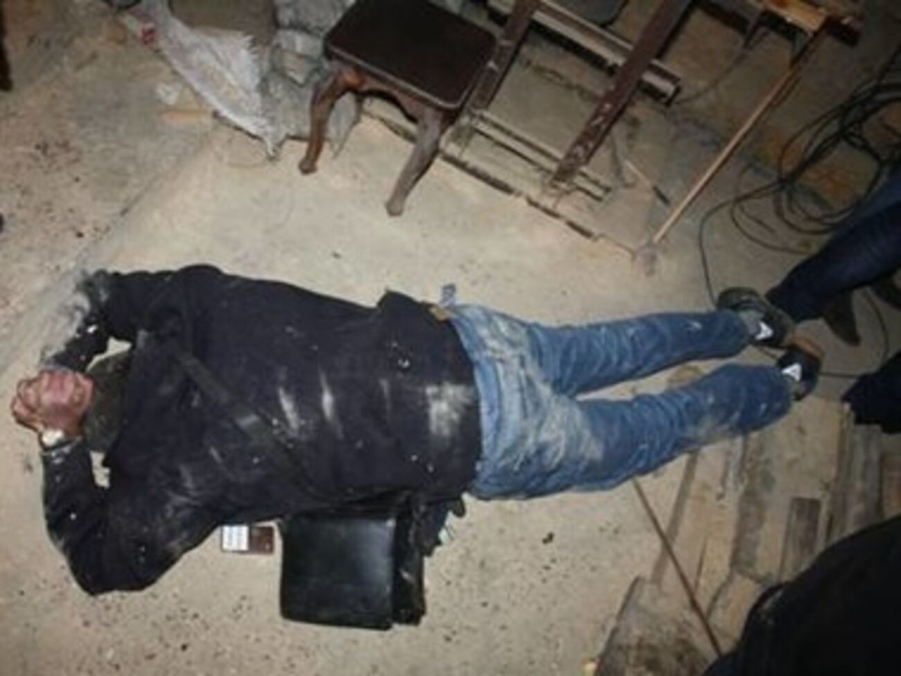 Злоумышленников, по данным СБУ, поймали "на горячем", когда они собирали самодельное взрывное устройство