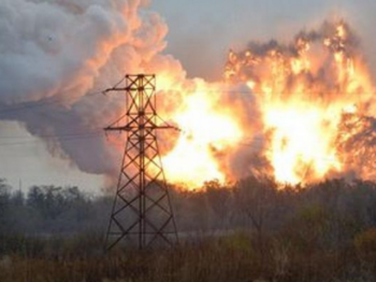 На севере Донецка в течение всего дня звучат залпы и взрывы