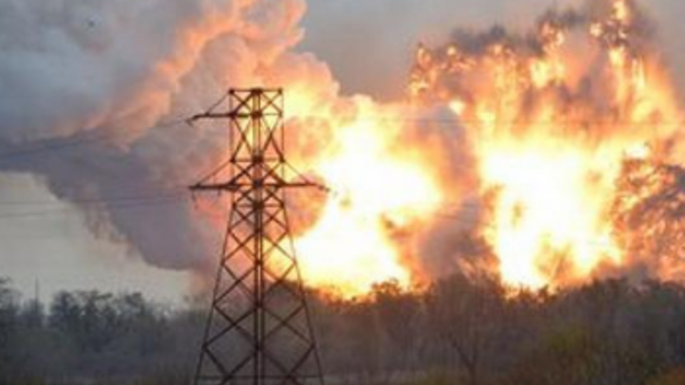 На севере Донецка в течение всего дня звучат залпы и взрывы