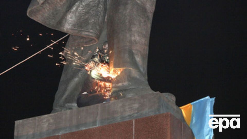 28 сентября участники проукраинского митинга в Харькове свалили стоявший на площади Свободы памятник Ленину