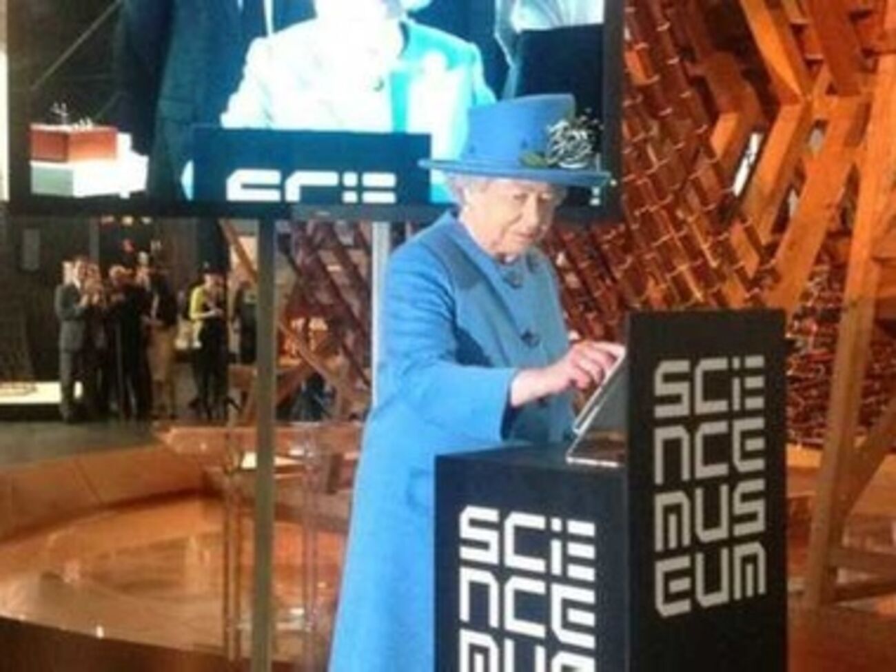 Королева освоила Twitter