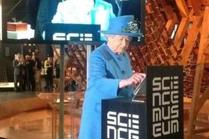 Королева освоила Twitter